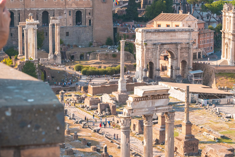 Rom: Colosseum Colosseum, Palatinkullen, Forum Romanum UpplevelseColosseum med standardtillträde och audioguide