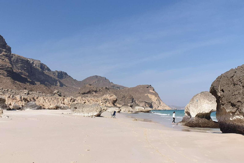 Fazayah Beach vid Indiska oceanen och Mughsail Beach