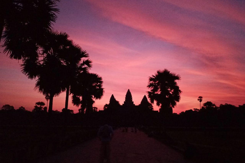 Sonnenaufgang in Angkor Wat mit einer Gruppe von Teilnehmern