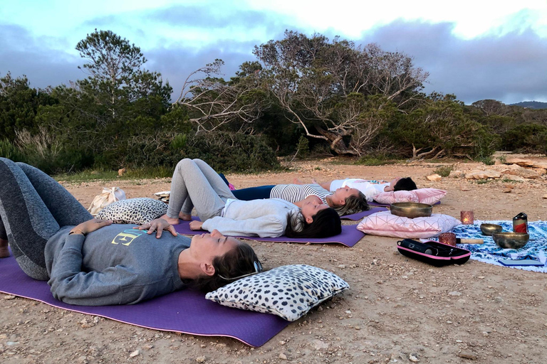 Aventura de Yoga Privada en Es VedraYoga en Ibiza: Experiencia privada de yoga mágico en Es Vedra