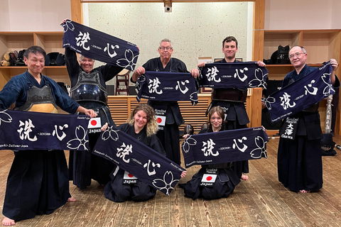 Tokyo: Japanese Kendo Experience with High-Ranked Instructor Let's experience kendo, a traditional Japanese martial art!