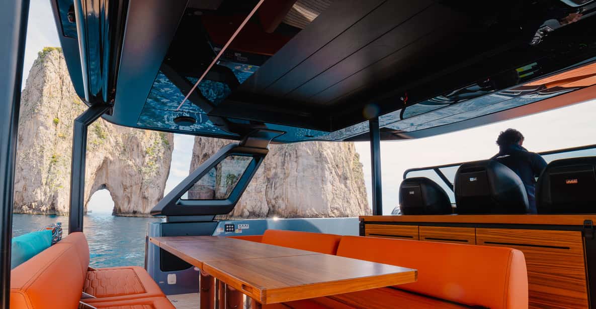 Afbeelding 2 van Capri: privé tour in een luxe jacht vanuit Sorrento met zwemstops