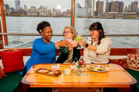Crucero de Manhattan, estatua y horizonte a bordo de un yate de lujo - Housity