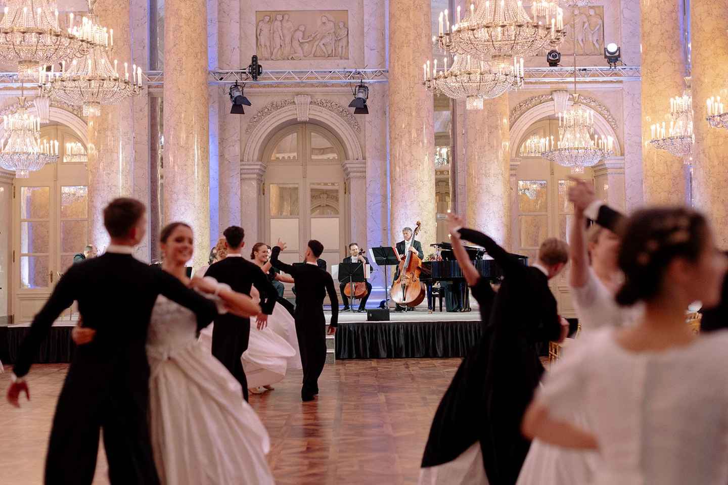 Viena: Preparación para el Baile Clásico y Taller de Vals