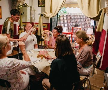 Bologna: Food and Wine Walking Tour with Tastings