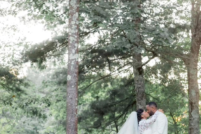 Cattura il matrimonio dei tuoi sogni con il fotografo di punta Vaughn.Cattura il tuo matrimonio da sogno con il fotografo top Vaughn