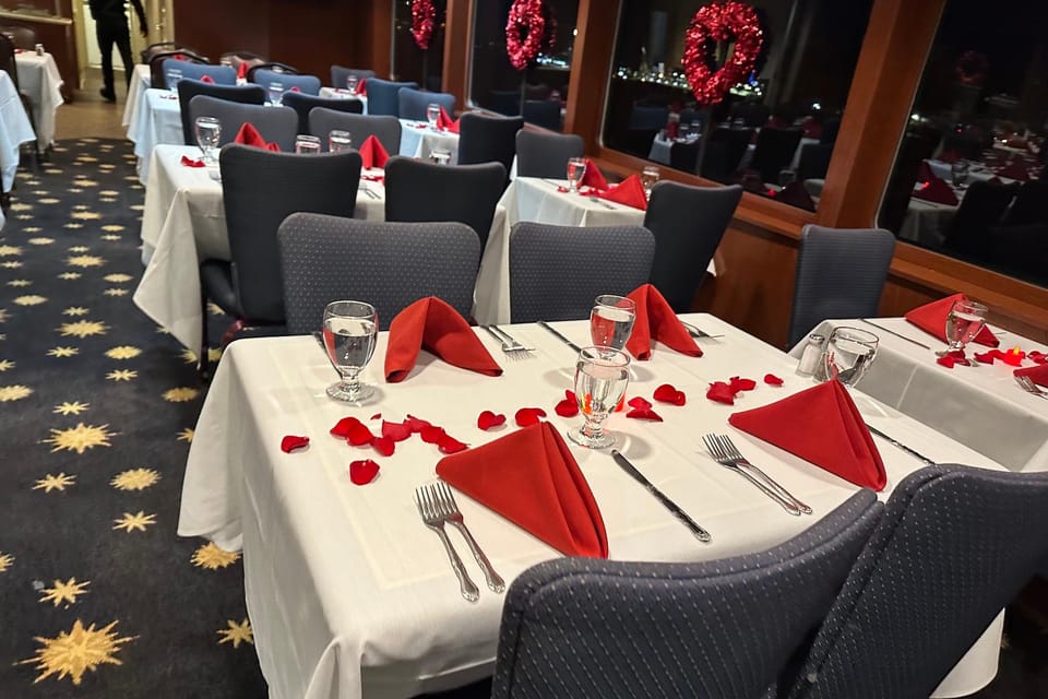 Nappe De Saint Valentin Avec Des Coeurs Rouges Située En Dessous