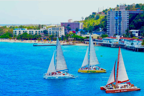 Montego Bay: Reggae Catamaran Cruise with Snorkeling
