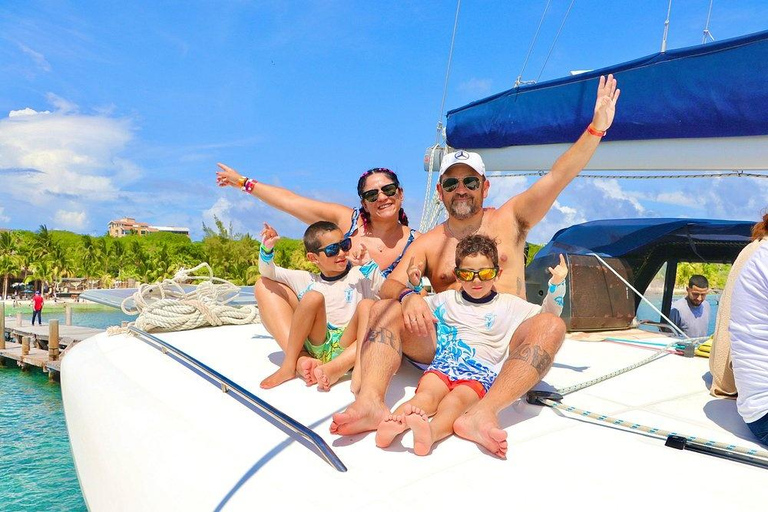 Isla Mujeres: All-Inclusive Catamaran with Snorkeling and All-You-Can-Eat Buffet