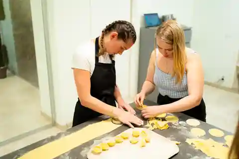 Milan: Pasta, Gnocchi and Tiramisù Cooking Class with Wine