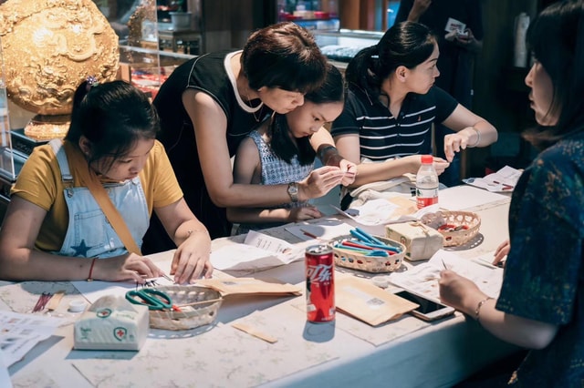 Chengdu: Traditional Handicrafts Workshop with Tea Break