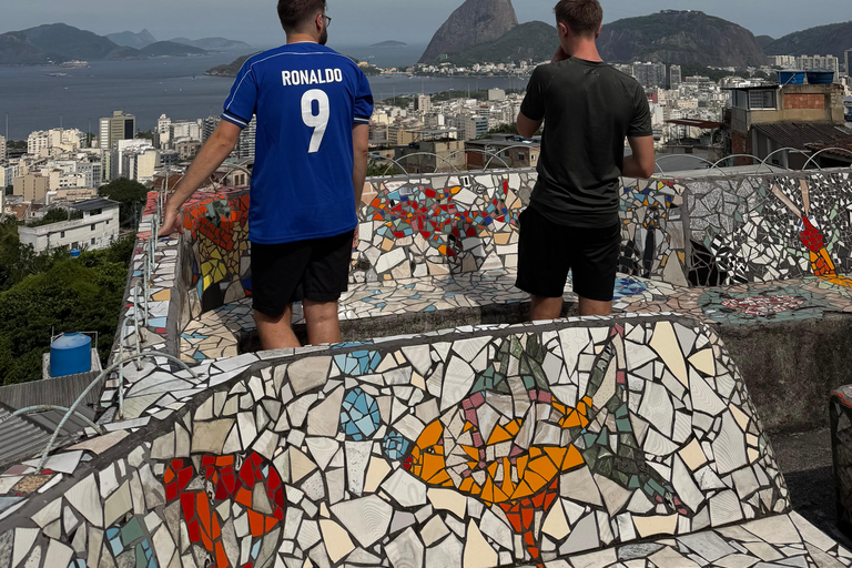 Rio: Tour and FIFA soccer field in the heart of the Tavares Bastos favela Rio: Visit and FIFA football pitch in the heart of the Tavares Bastos favela