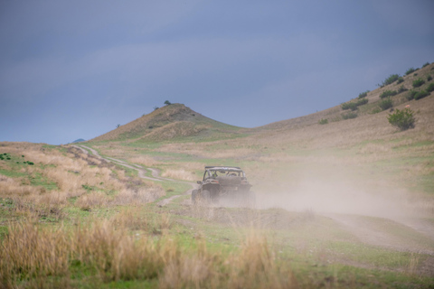 رحلة بالسيارة على الطرق الوعرة إلى ديفيد غاريجا والجبال الملونة