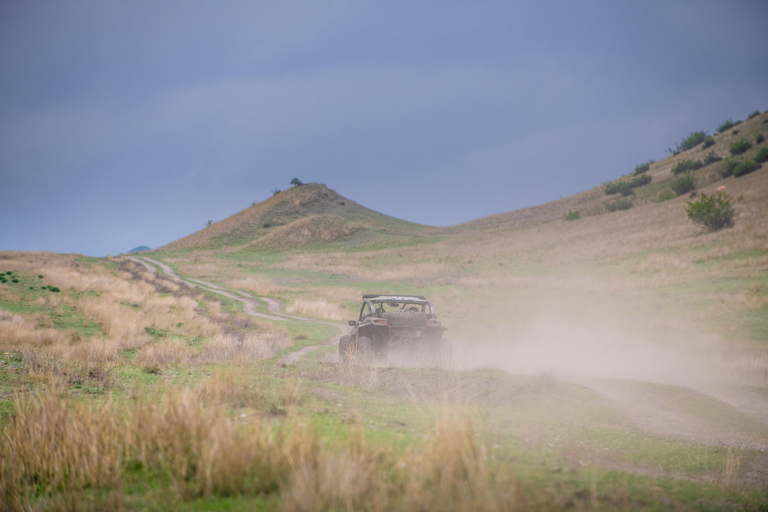 رحلة بالسيارة على الطرق الوعرة إلى ديفيد غاريجا والجبال الملونة