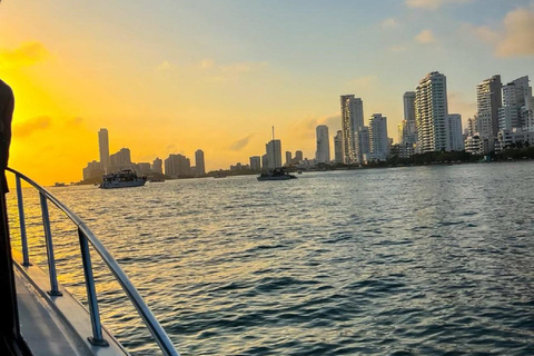 Cartagena: VIP Sunset Yacht Experience in the Bay
