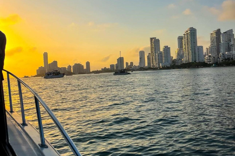 Cartagena: VIP Sunset Yacht Experience in the Bay