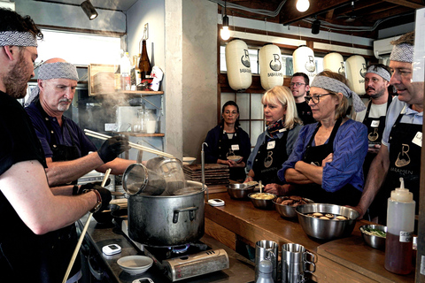 ¡Ramen y gyozas profesionales con un chef de ramen en un restaurante!Clase exprés de ramen y gyozas en Tokio