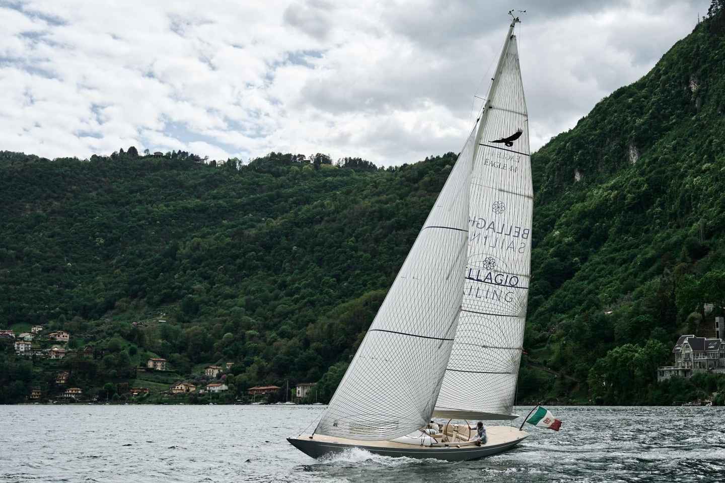 Lago di Como: tour privato in barca a vela classica con aperitivo