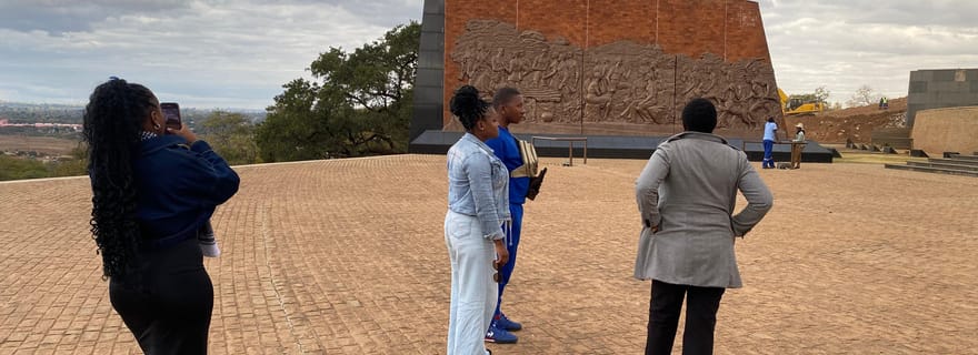 Harare: City Tour with Lunch and Wine at Balancing Rocks