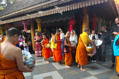 Lever de soleil spirituel : Wat Pha lat , aumônes, méditation et chants