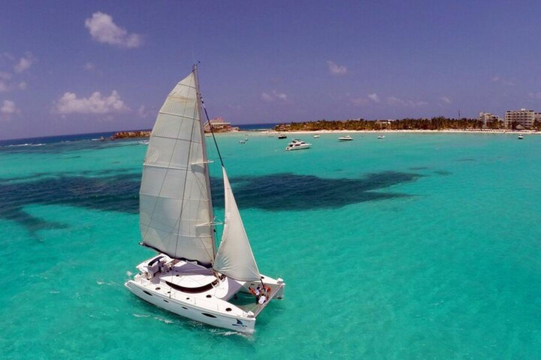 Fiesta en catamarán Isla Mujeres con bebidas y almuerzoEmpezando en Cancún