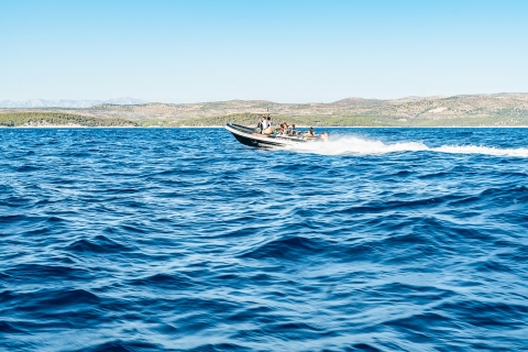 Van Split & Trogir: 5 eilanden dagtocht met Blauwe GrotVanuit Split: groepstour in het Engels