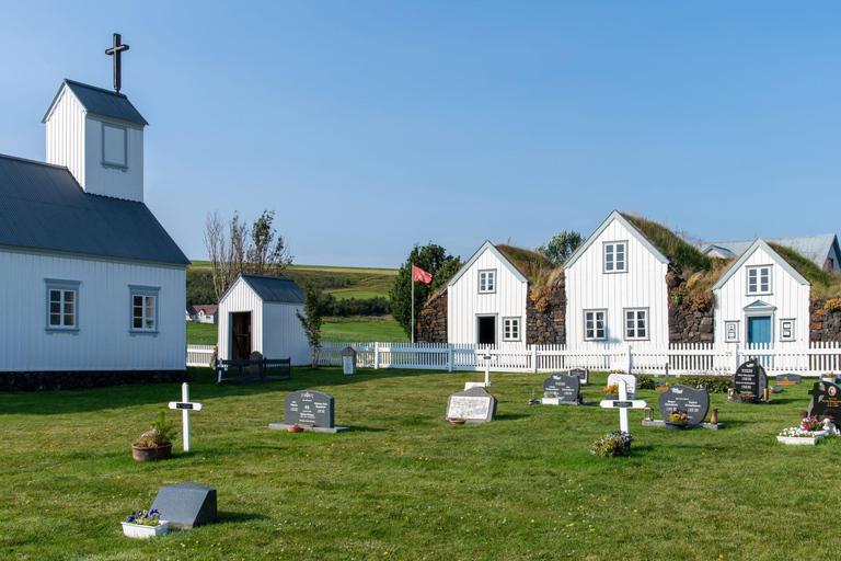 Akureyri: cascata Goðafoss e tour delle case di torbaAkureyri: gita alla cascata Goðafoss e alle case di torba