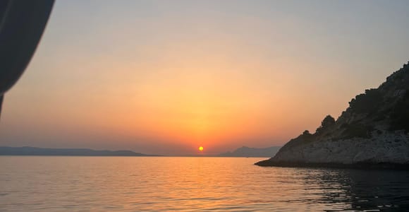 Makarska: Panorama-Tour mit dem Schnellboot zur Goldenen Stunde bei Sonnenuntergang