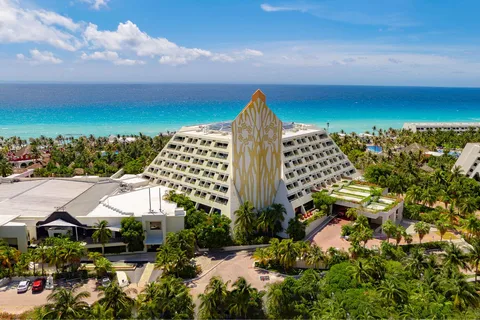 Prywatny transfer z lotniska CUN do The Pyramid at Grand Oasis