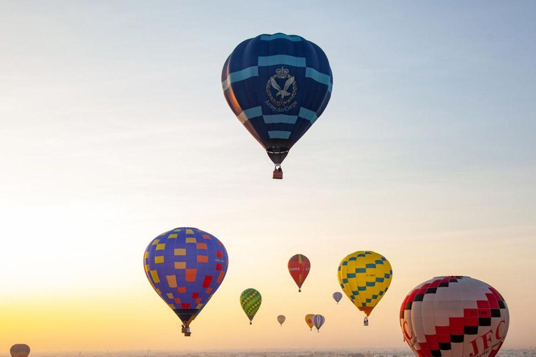 تجربة منطاد الهواء الساخن: مغامرة جوية بصحبة مرشد في قطر