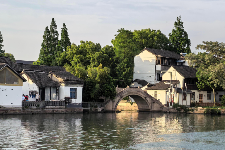 Shanghai: Private Trip to Zhujiajiao Water Town & Yu Garden Group Shanghai Day Tour: Yu Garden, Zhujiajiao & Night Bus 