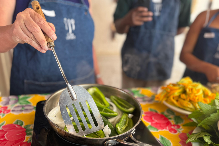 Oaxaca: 10 Mexican Salsas Cooking Class with Taco Tasting