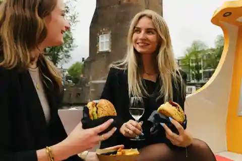 Amsterdam: Burger Dinner Canal Cruise