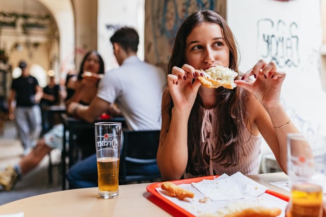 Budapest: Visita guiada a pie gastronómica con comida y bebida