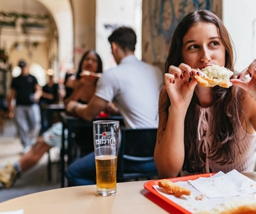 Budapest: Guided Foodie Walking Tour with Food and Drinks