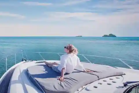 Istanbul : Private Yacht on Bosphorus with Guide and Snacks