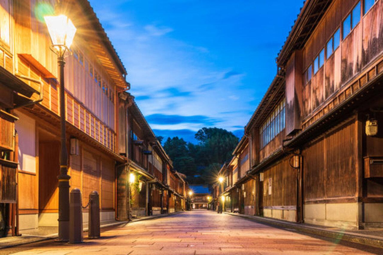 Kanazawa: Private night Tour with Geisha Districts