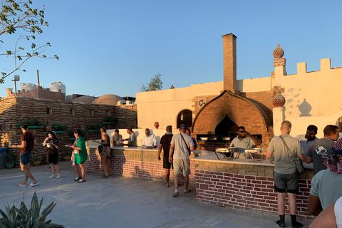 Woestijntour: quadrit, diner, zonsondergang, kamelenritTour met ophaalservice vanuit Hurghada, in de stad