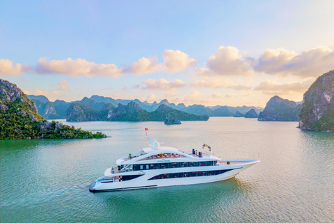 Depuis le port : la meilleure excursion dans la baie d&#039;Along sur le bateau de croisière 5 étoiles LeonaDepuis le port : la meilleure excursion dans la baie d&#039;Along sur le Leona