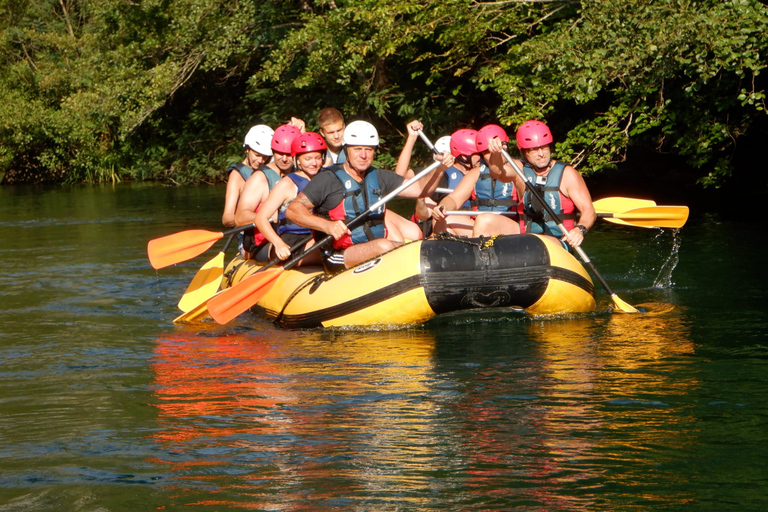 Fendez : Rafting dans les rapides de Cetina et saut de falaise avec instructeurOption de lieu de rendez-vous sans transfert