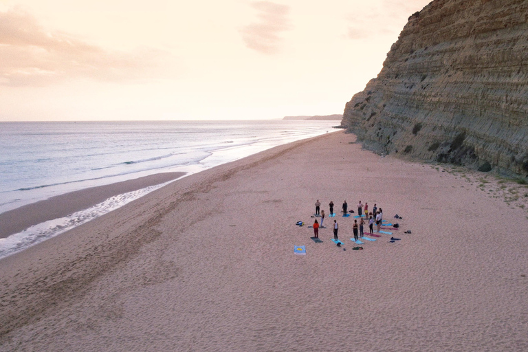 Yoga vid solnedgången på Lagos vackra strand av el Sol Lifestyle