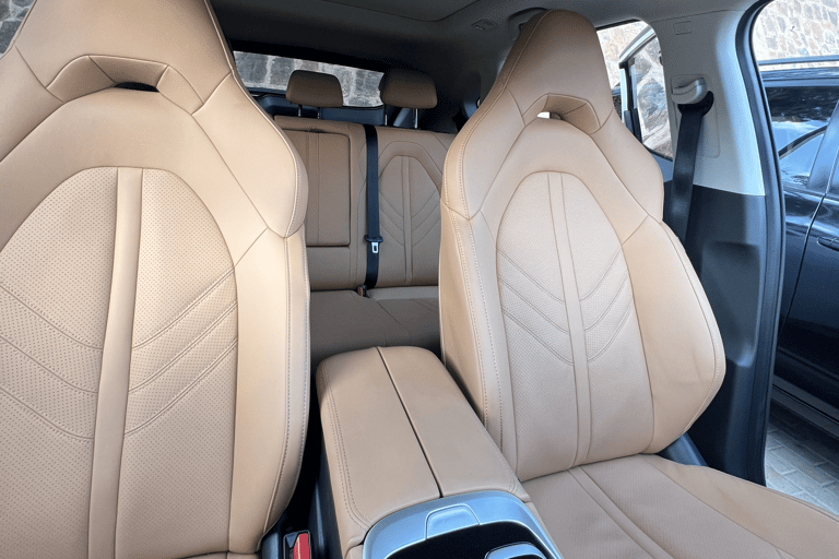 Kigali INTL Airport: Luxury Roundtrip Transfer Service 2024 Luxury Car SUV