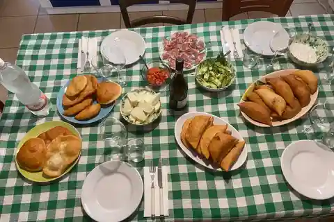 Ostuni: cooking class of fried panzerotti and puccitedde