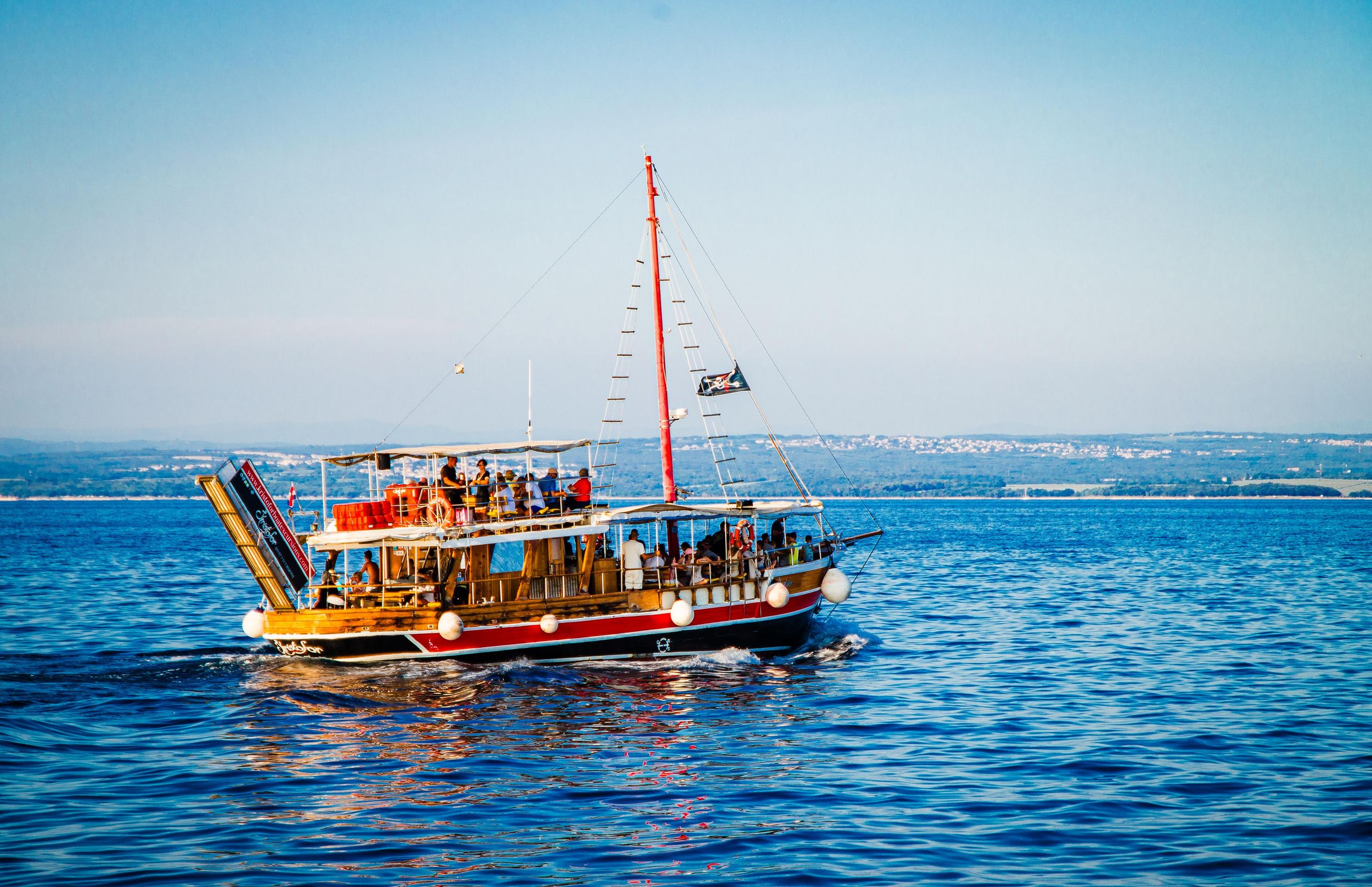 Poreč: Bootstour Rovinj & Limfjord mit Wein, Mittagessen, Schwimmen