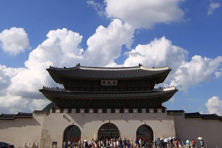 Seoul: Guided Korean Monster Tour at Gyeongbok Palace