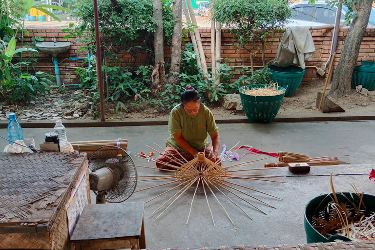 Mae Kampong dorp, warmwaterbronnen, Bo Sang paraplu's makenMae Kampong Village, warmwaterbronnen, Bo Sang-paraplu's maken