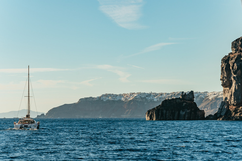 Santorini: Catamaran Caldera Cruise met Maaltijd en DrankjesRomantische cruise bij zonsondergang