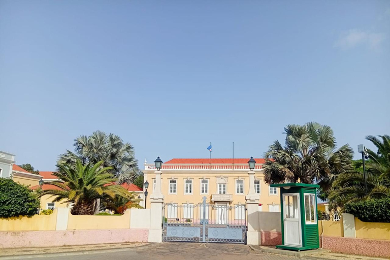 Praia: 3 hours – Museum & Street Art and Local Markets Small Groups