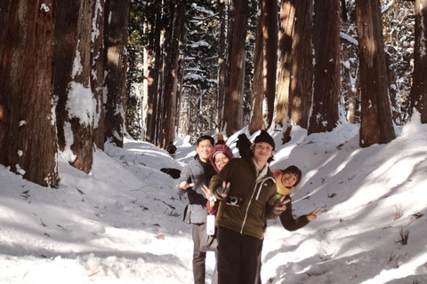 长野：雪猴与戸隠神社一日双景之旅从野泽温泉、妙高和上越地区接送。
