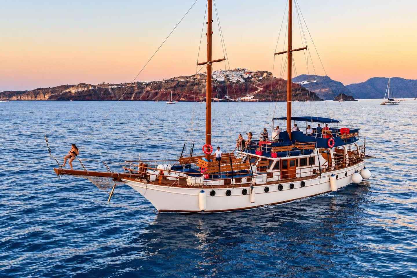 Santorini: Caldera Cruise ,Hot Springs & Oia Sunset Option - Volcano Cruise meet Athinios Port